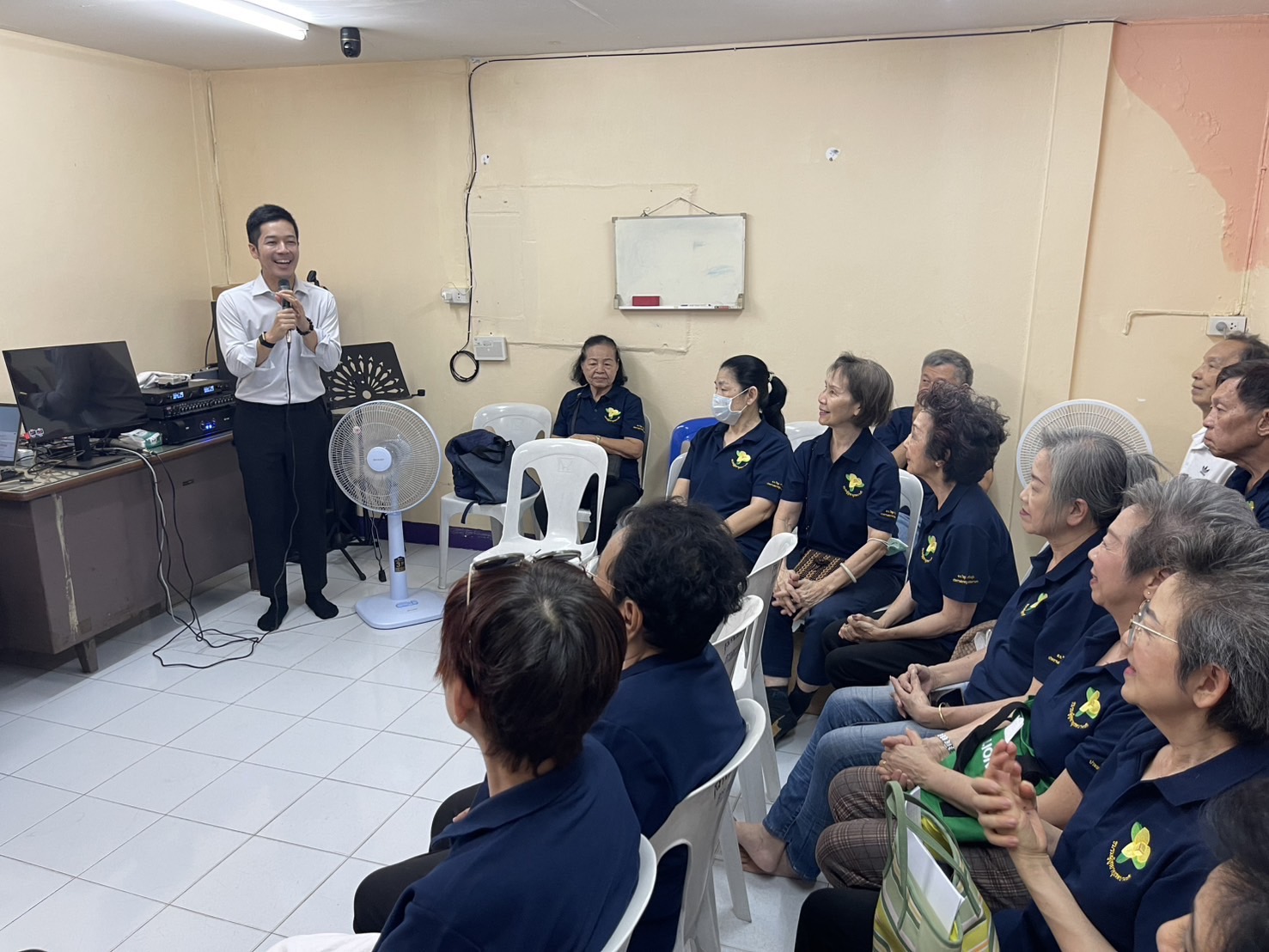 วันนี้ผมและทีมงาน ลงพื้นที่ในหลายจุดของบางรักครับ