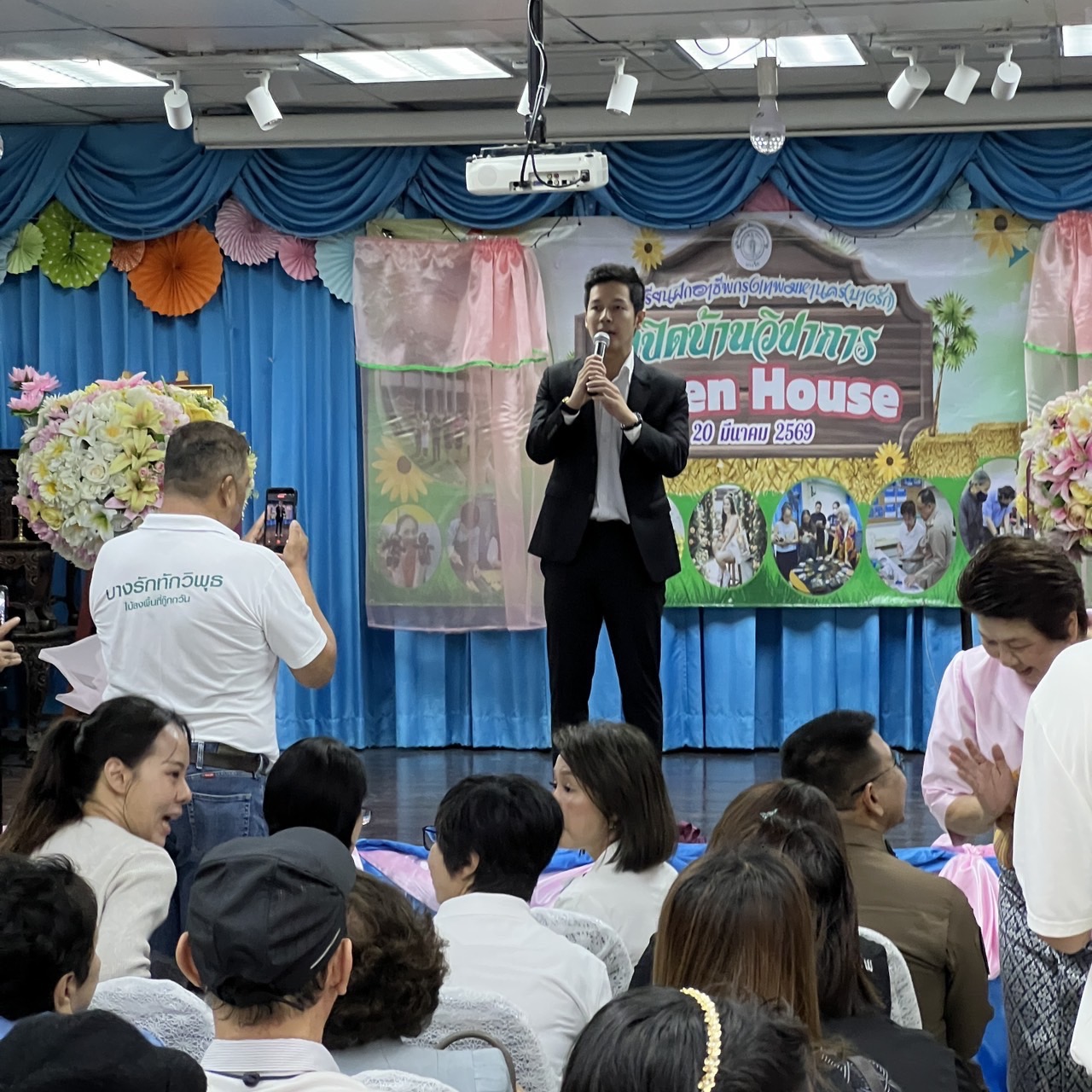 ดีใจมากครับ ที่ได้มีโอกาสไปร่วมเป็นส่วนหนึ่งของงาน “เปิดบ้านวิชาการ (Open House)” ของโรงเรียนฝึกอาชีพกรุงเทพมหานคร (บางรัก)
