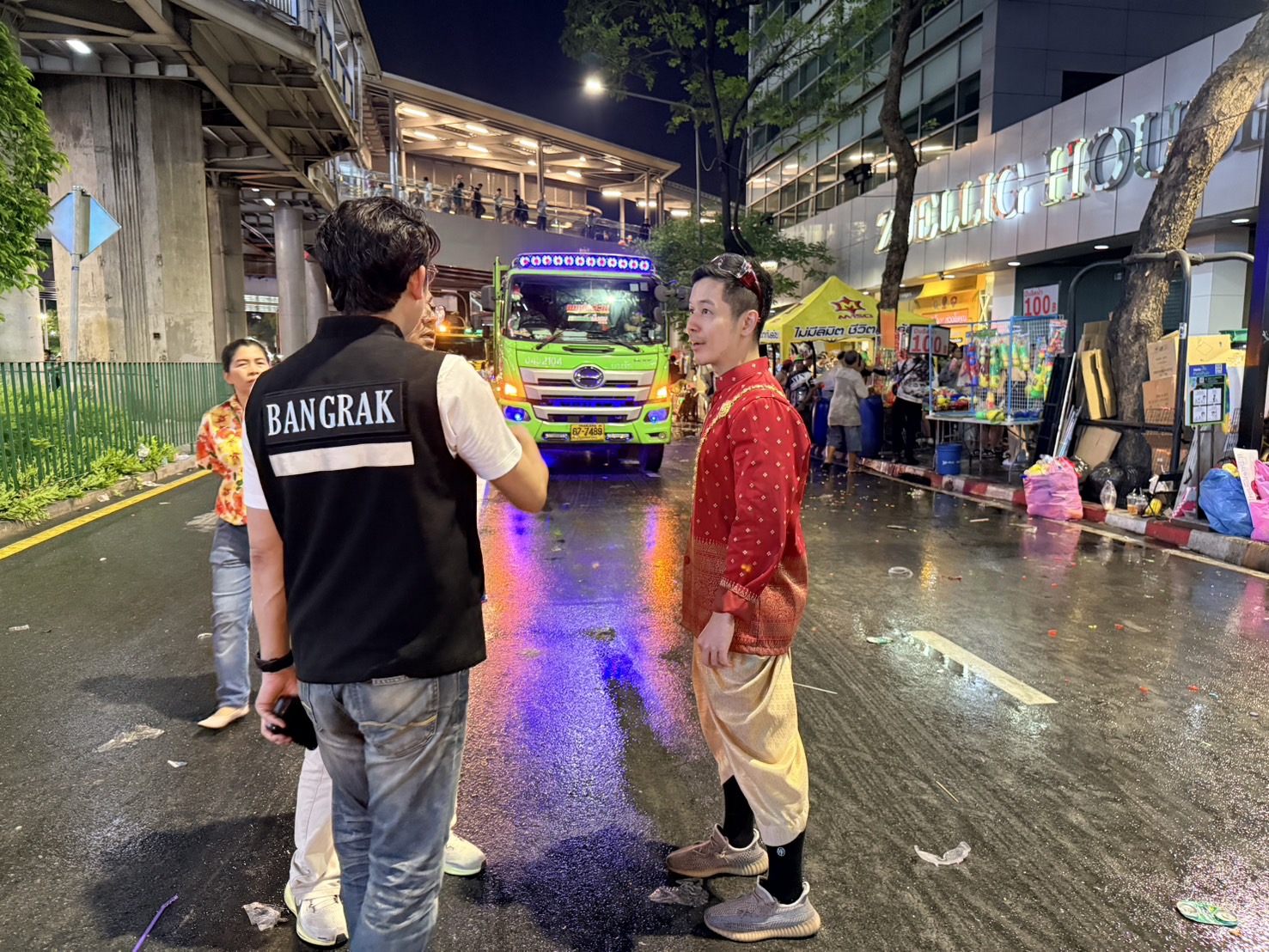 สงกรานต์สีลมคืนแรกจบแล้ว