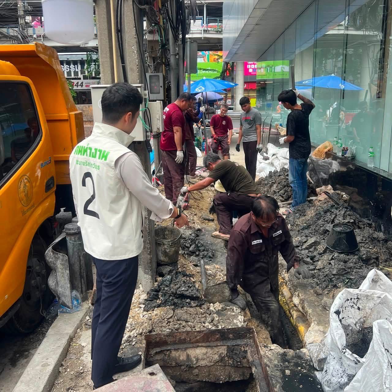 ถนนศาลาแดง : ติดตามความคืบหน้าการแก้ไขปัญหาน้ำท่วมขัง