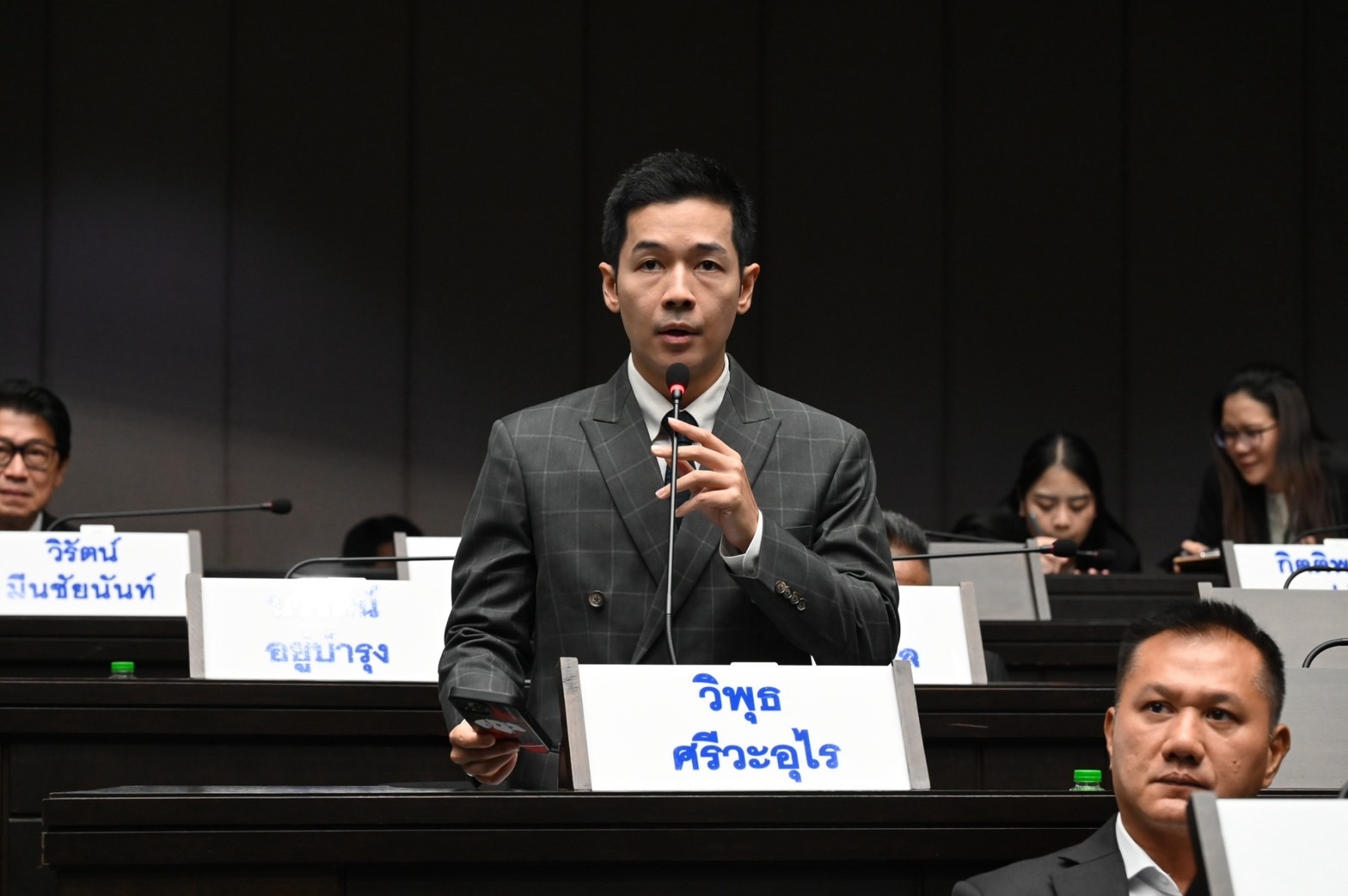เมื่อวานนี้ ผมได้นำปัญหาความเดือดร้อนของพี่น้องประชาชน ลุกขึ้นอภิปรายในสภากรุงเทพมหานคร  2 ญัตติ ที่เกี่ยวข้องกับการจราจรและความปลอดภัยบนท้องถนน