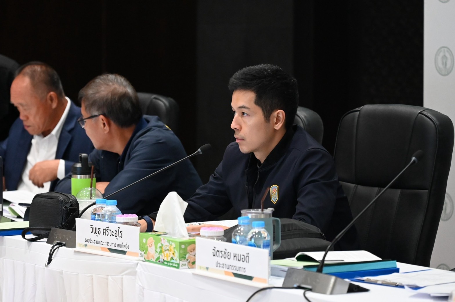 ลุยกันต่อครับ วันนี้ประชุมพิจารณางบประมาณของ สำนักการโยธา มีอีกเรื่องที่ผมตื่นเต้นและอยากเล่าให้ฟังครับ เพราะเป็นเรื่องที่ผมพยายามผลักดันมาโดยตลอด โดยเฉพาะพื้นที่ใจกลางเมืองที่มีคนเดินเท้าจำนวนมาก นั่นคือ “หลังคาคลุมทางเดิน (Covered Walkway)” ☀️🌧️🚶‍♂️