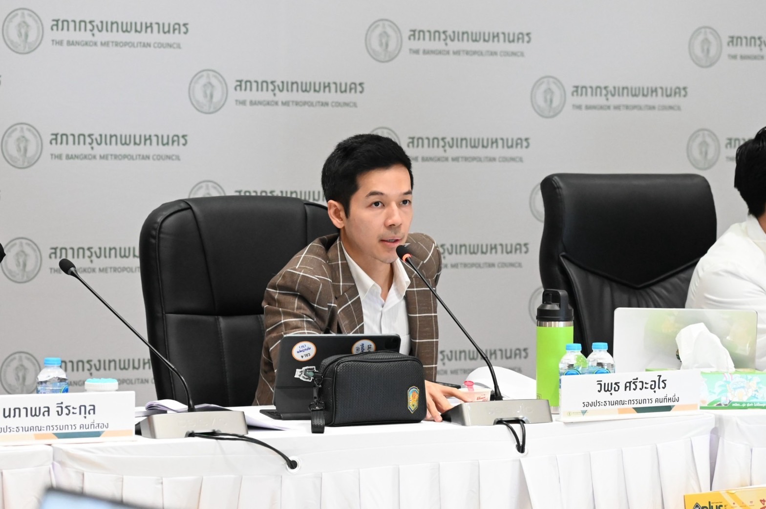ลุยพิจารณางบกันตั้งแต่เช้า จนเกือบ 4 ทุ่มครับ
